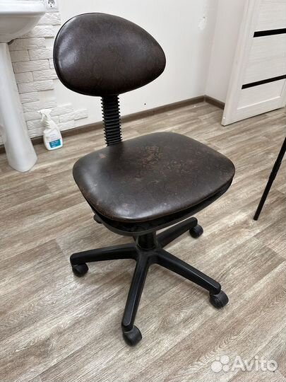 Кресло для мастера маникюра бу