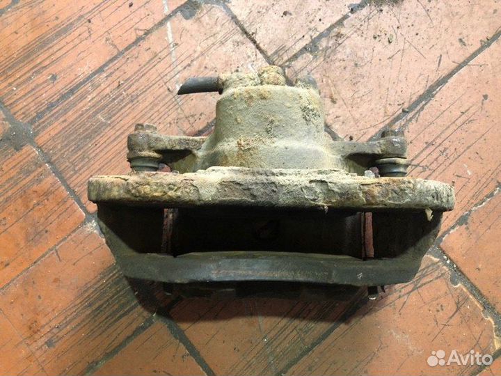 Суппорт передний левый Mitsubishi Lancer седан