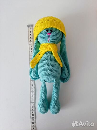 Вязаная игрушка ручной работы Заяц