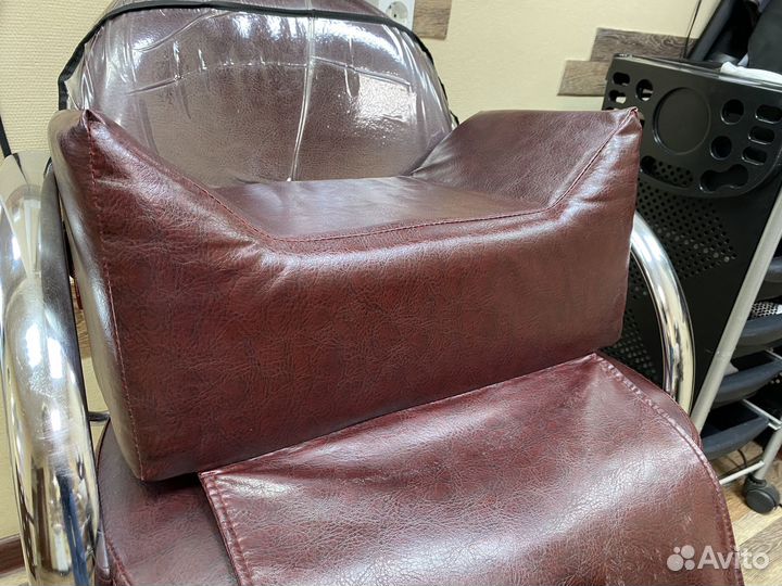 Кожанное кресло для стрижки