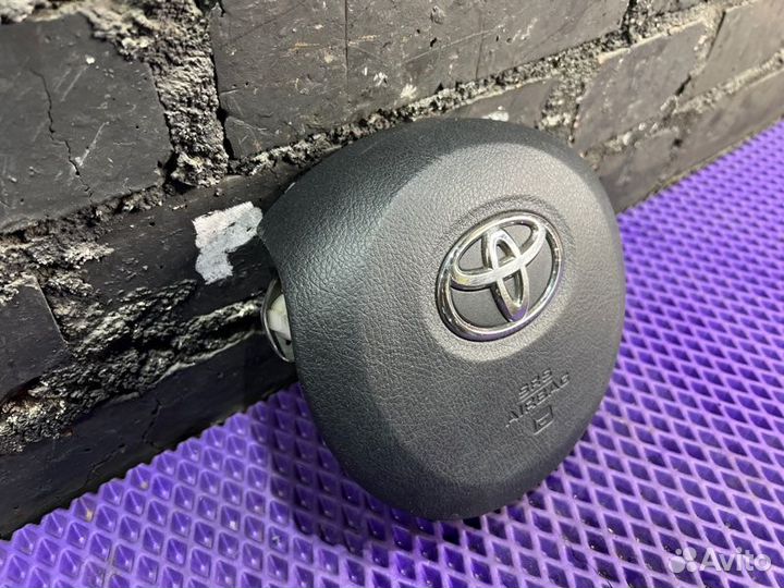 Подушка безопасности водителя Toyota Vitz