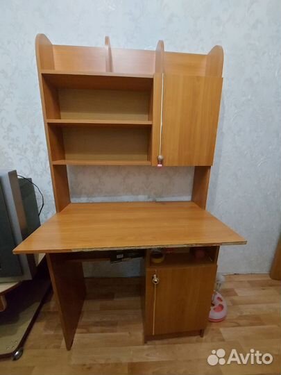 Стол. Уголок школьника. Возможен торг