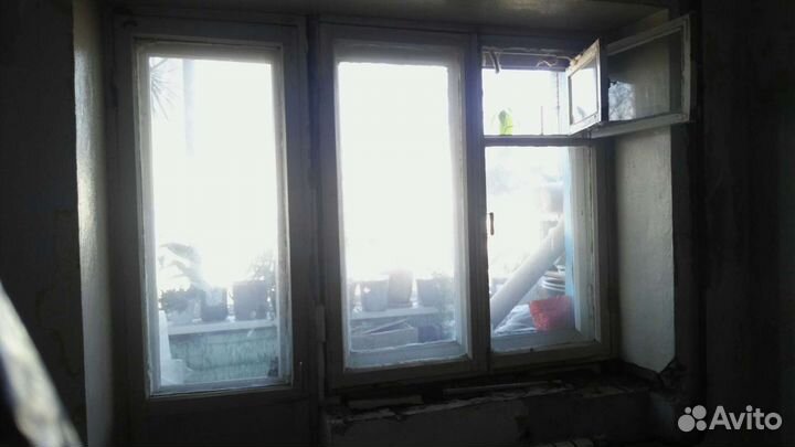 Двери и створки с деревянного балконного блока