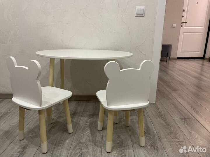 Детский стол и 2 стула