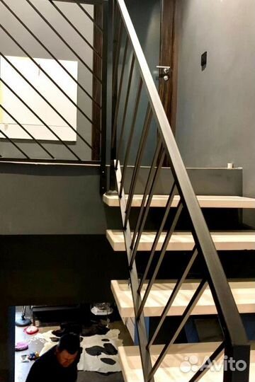 Облицовка лестничного металлокаркаса деревом