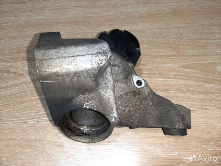 Опора двигателя левая Mercedes-Benz C-Class W204