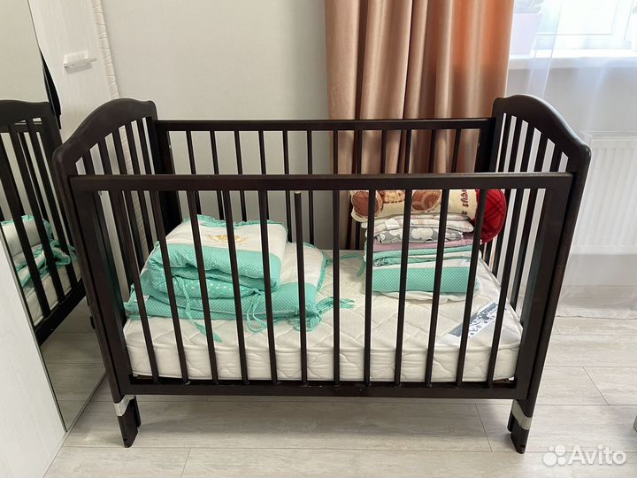 Кроватка детская с маятником и ящиком + матрас