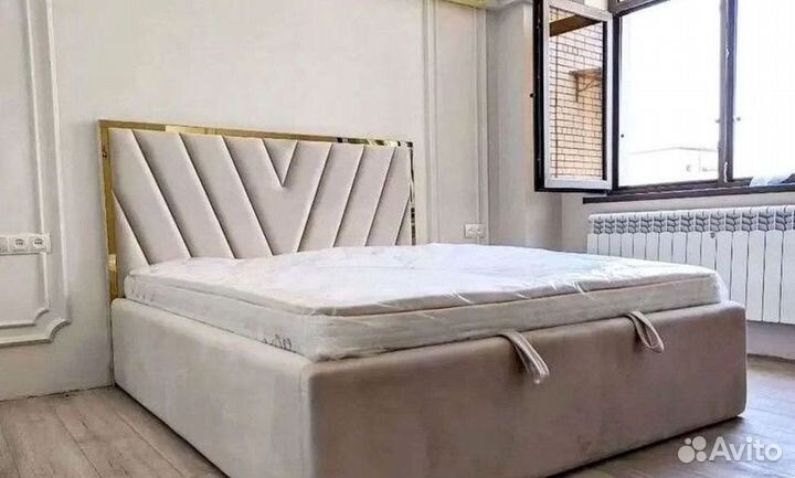Кровать двуспальная с мягким изголовьем