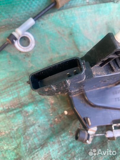 Замок двери передней левой Nissan Almera G15