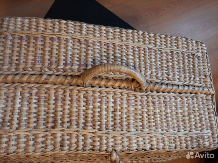 Плетеный соломенный чемодан