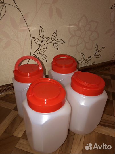 Пластиковые банки с крышкой