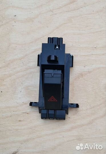 Кнопка включ аварийного сигнала Mazda 3 bl рест