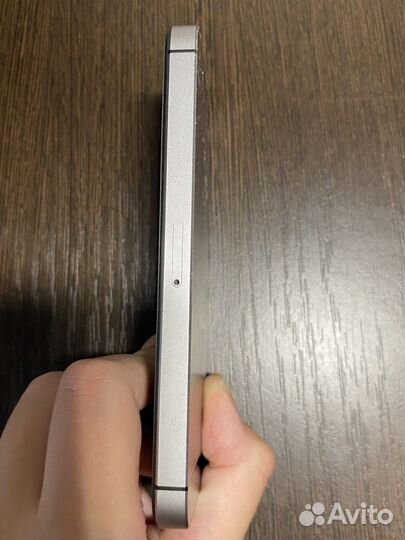 iPhone SE, 32 ГБ