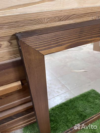 Зеркало в деревянной раме