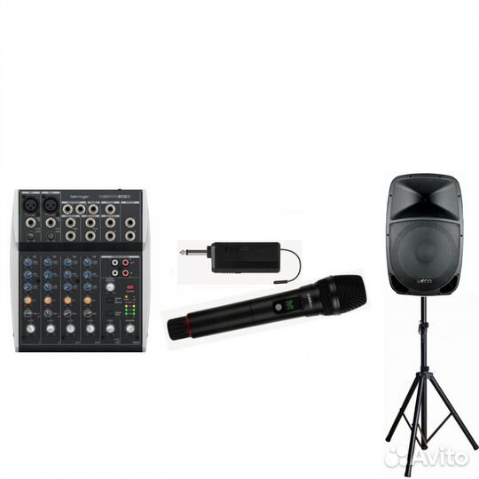 Диджей с звуковым оборудованием