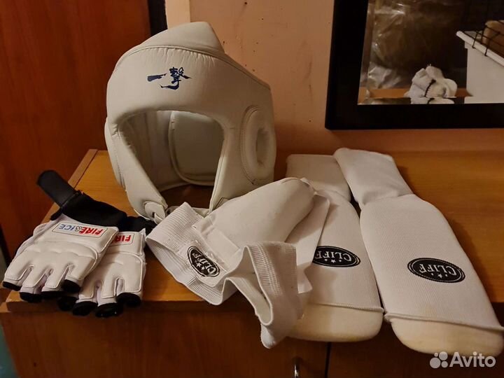 Компект для карате шлем, перчатки, ракушка, наколе