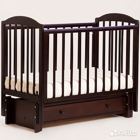Кроватка детская с маятником