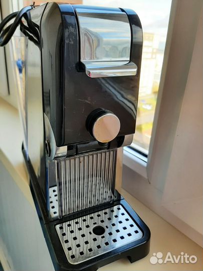 Две капсульные кофемашины Squesito Tower и Pretty