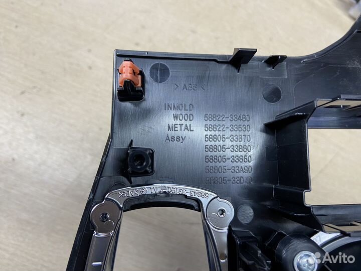 Накладка центральной консоли Toyota Camry 75