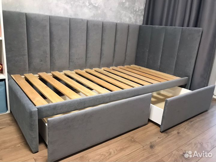 Кровать с мягким изголовьем