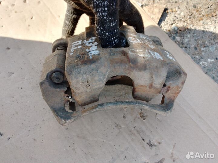 Суппорт передний левый Lancer Cedia