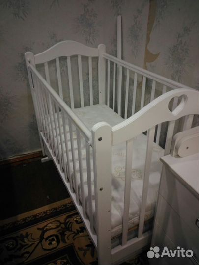 Кроватка и комод с пеленальным столиком