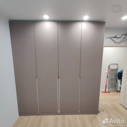 Распашной шкаф в спальню