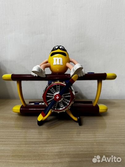 Игрушка самолет для конфет m&m's
