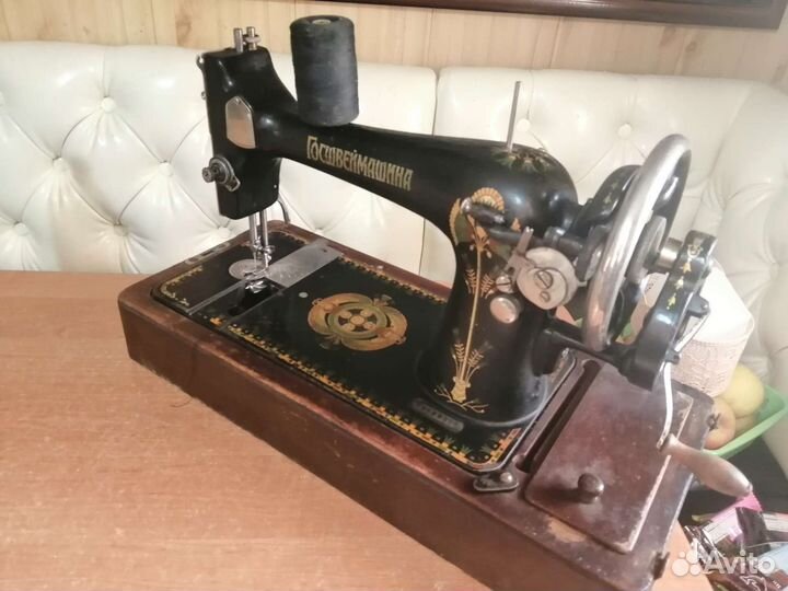 Старая швейная машинка