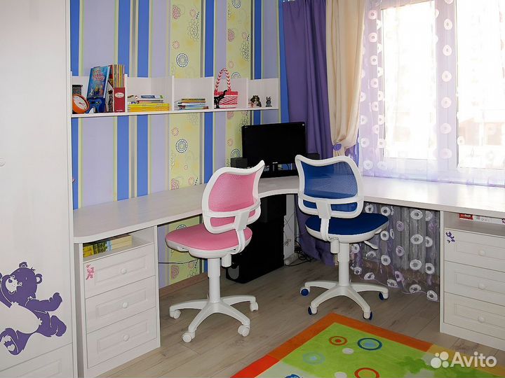 Рабочая зона со шкафом у окна