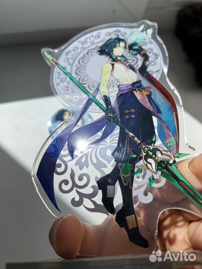 Акриловвя фигурка геншин сяо, в подарок значок