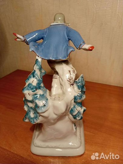 Фарфоровая статуэтка Лыжник-пионер
