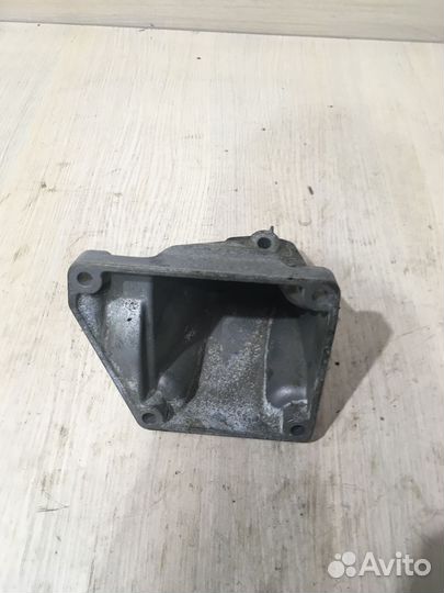 Кронштейн двигателя правый Мерседес W221