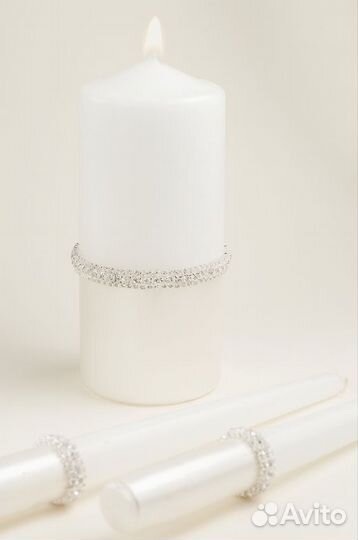 Пара свадебных бокалов и свечи