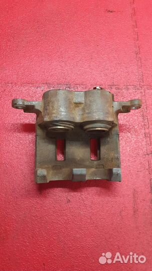 Суппорт тормозной передний левый isuzu NMR 85 E5