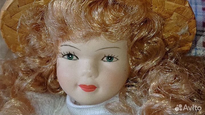 Кукла фарфоровая