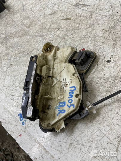 Замок двери Передней правой Volkswagen Polo 5