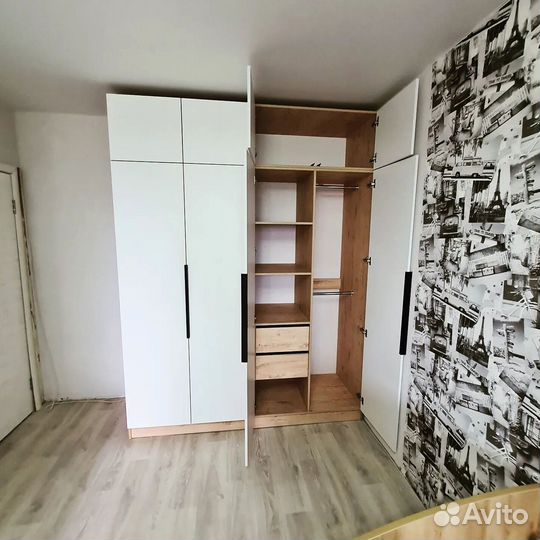 Книжный шкаф