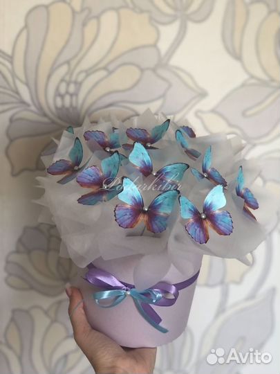 В наличии коробка с бабочками