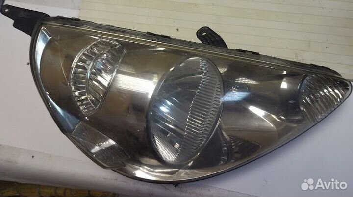 Продам переднюю правую фару на а/м Хонда Фит 2003