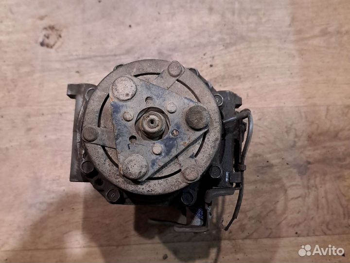 Компрессор кондиционера Mitsubishi Carisma