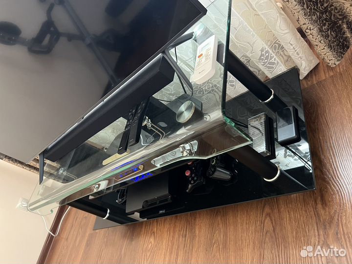 Стеклянная подставка под телевизор