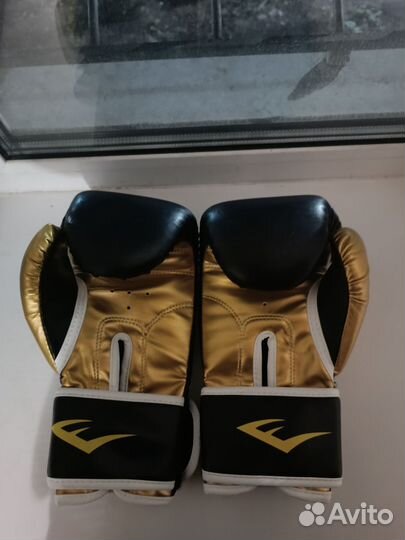 Боксерские перчатки everlast 10 oz