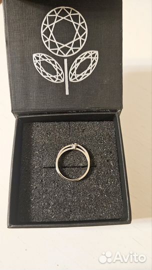 Золотое кольцо с бриллиантом