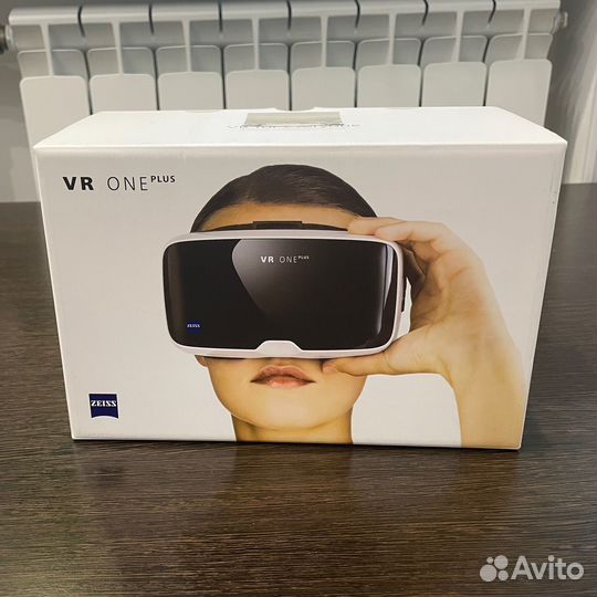 Очки виртуальной реальности Zeiss VR ONE Plus