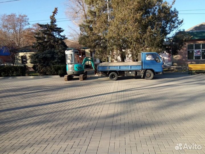 Мини экскаватор, Услуги минисамосвала