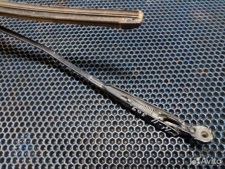 Поводок стеклоочистителя задний nissan march k11