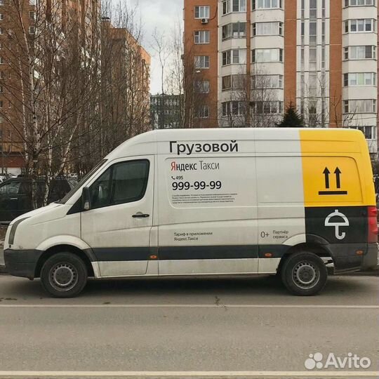 Водитель со своим грузовым авто