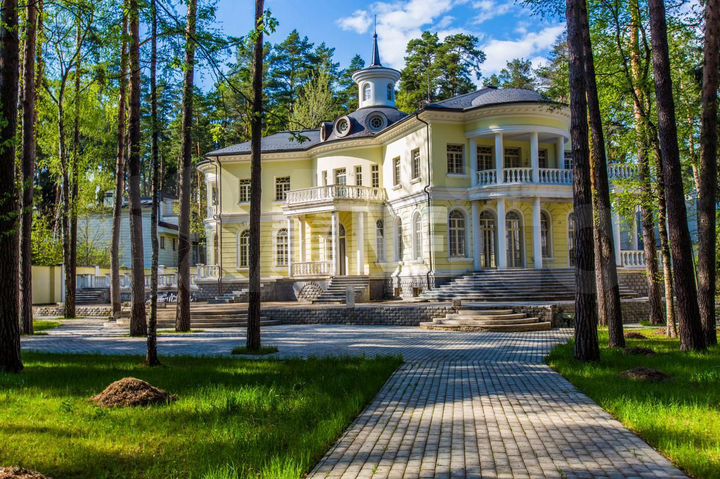 Дом 1100 м² на участке 49 сот.