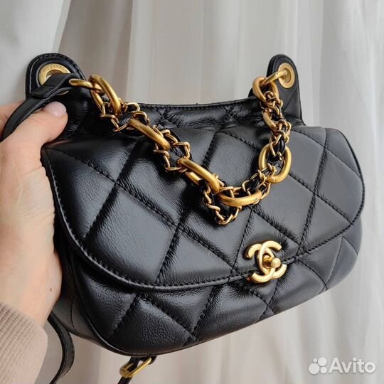 Сумка Chanel с декоративной цепочкой